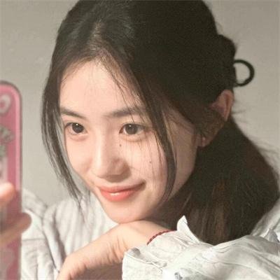 她在这里